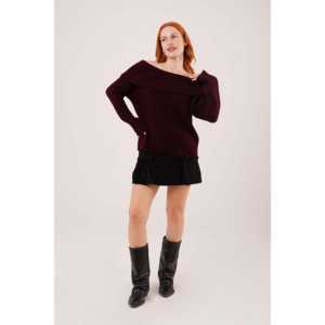 Pull en tricot bordeaux à épaules dénudées style col Madonna, look décontracté, vente en gros - Product Image 4