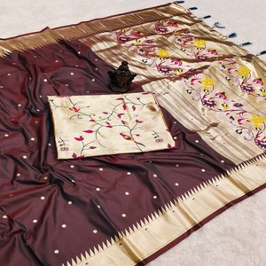 Sari en soie pure Banarasi VASTRA COTTAGE, tissage design et pallu riche en zari avec un chemisier assorti en soie contrastée - Product Image 2