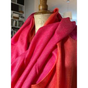 Tela de Lana Merino Fina, Color Rosa Intenso, Colección de Invierno - Product Image 3