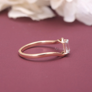 Bague de fiançailles minimaliste solitaire en or blanc/rose et or jaune 18 carats avec diamant de laboratoire taille émeraude certifié IGI - Product Image 6