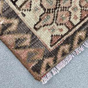 Alfombra Turca Vintage de 2.9x11.1 pies, Alfombra de Lana con Estampado Animal Marrón Rojizo - Product Image 3