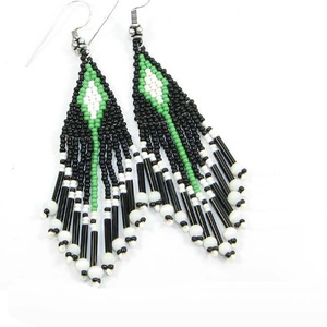 Pendientes de flecos coloridos hechos a mano para mujer, accesorio de moda personalizable de varios tamaños con cuentas colgantes - Product Image 3