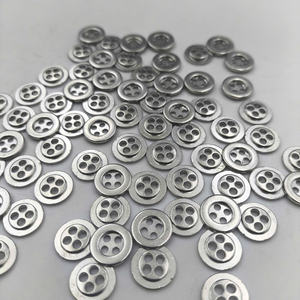 Produit de qualité supérieure en vente flash, bouton en alliage argenté clair de 18 L avec 4 trous, à utiliser pour les vestes et les sacs à main tendance - Product Image 1