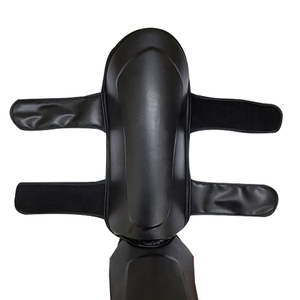 Protège-tibias en cuir PU professionnel pour adultes - Conception flexible et durable, système de sangle à boucle et crochet sécurisé, protège-tibias à vendre - Product Image 6