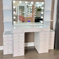 Meubles de toilette modernes en bois avec tabouret, tiroirs et armoires, coiffeuse avec miroir sur pied et lumières pour chambre à coucher, hôtel