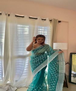 Saree à prix de gros pour les achats en gros ressemble à une star de Bollywood dans nos vêtements décontractés saris avec détails à volants - Product Image 4