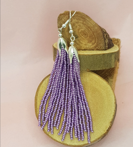 Boucles d'oreilles tendance style pompon perlé lilas. Boucles d'oreilles pendantes longues à franges de perles de rocaille - Dorées - Longues - Product Image 1