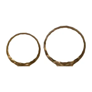 Bague en métal martelé doré moderne Sculpture décorative de table Art Accent élégant Home Office Desk Centerpiece Display Ornament - Product Image 1