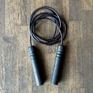 Cuerda de Saltar de Cuero con Mango de Madera - Product Image 1