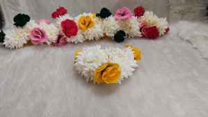 Banda de mano de flores artificiales para mujeres, banda de muñeca de cabello de jazmín de plástico para Indio y paquistaní, Sangeet y boda, Gajra - Product Image 4