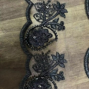 Encaje bordado floral negro elegante y sofisticado para vestidos de novia y ropa de noche Detalles intrincados - Product Image 1