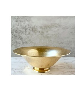 Bol de service en laiton avec support décoratif pour salle à manger de luxe et affichage à la maison offrant fonction et style ensemble - Product Image 1