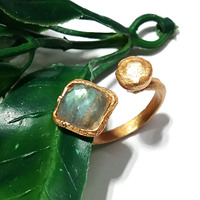 Anillo de Labradorita con Incrustaciones de Plata 925 Chapada en Oro, Engaste de Collet Hecho a Mano, Regalo de Lujo Certificado para Ella