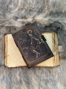 Livre de grimoire en cuir antique avec tête de mort, livre de sorts imprimé avec papier à bords festonnés - Product Image 2
