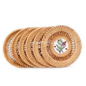 แผ่นรองแก้วหวายธรรมชาติ ทำด้วยมือ สำหรับปกป้องพื้นผิวโต๊ะเมื่อเสิร์ฟกาแฟ ชา และเครื่องดื่มเย็น - Product Image 1