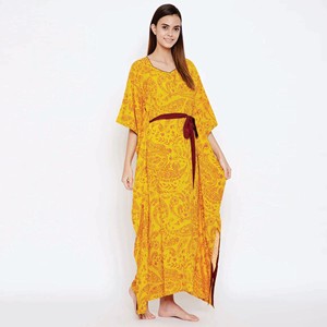 Ajuste cómodo Escote en forma de modal de viscosa con detalle de ribetes con mangas cortas extendidas Caftán con estampado de Cachemira amarillo - Product Image 3