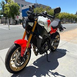 NUEVA Motocicleta EU 2025 XSR900 de 890cc, Refrigeración Líquida, DOHC, 3 Cilindros en Línea; 4 Válvulas por Cilindro - Product Image 3