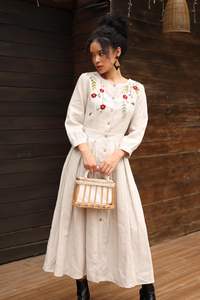 Robe en lin bohème FIONA, brodée à la main, boutonnée, robe de cérémonie, vêtements en lin sur mesure - Product Image 3