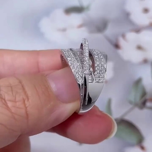 Bague en diamant de laboratoire 2.00ctw, forme double unique ronde et émeraude, D-E-F VVSVS, pour les passionnés de bijoux - Product Image 3