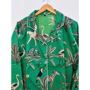 Conjunto de Pijama de Algodón con Estampado de Selva Verde Hecho a Mano, Ropa de Dormir Suave Tejida, Cintura Elástica, Cierre de Botones, Logotipo Personalizado para Damas de Honor - Product Image 3