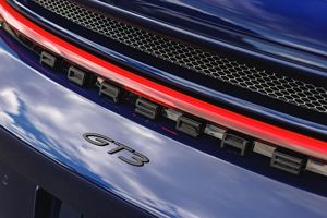 2022 911 GT3 ~3 600 milles, moteur 6 cylindres en L de 4,0 litres, freins en céramique composite, bleu gentiane métallisé - Product Image 4