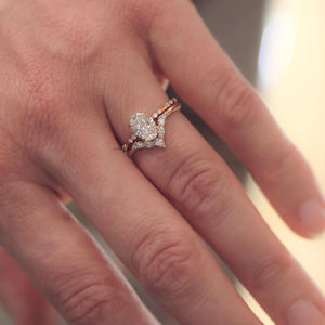 Bague de mariage Moissanite à coupe ovale 1.98 TC fabriquée à la main avec des accents ronds flottants et un design de solitaire intemporel pour les fiançailles - Product Image 5