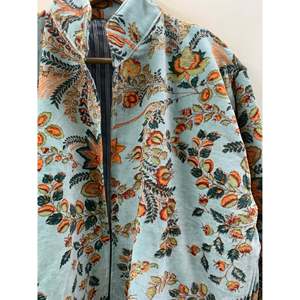 Chaqueta de terciopelo acolchada Mughal Garden con estampado a bloques en Aqua Empolvado y Flor de Otoño, rellena de algodón - Product Image 2