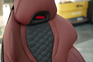 Housse de siège de voiture en similicuir bleu perforée avec coussin d'appui-tête et housse de volant pour l'intérieur du véhicule - Product Image 5