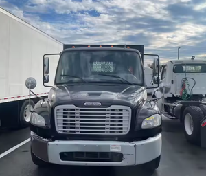 Se Vende Camión de Plataforma Plana For-Freightliners M2 106 de 24 pies, Usado, Año 2015 - Transmisión Automática de 6,9 Velocidades, Puerta Trasera Elevadora, Listo para Exportar a Todo el Mundo - Product Image 2