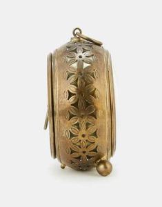 Reloj de mesa redondo de Metal con números romanos de corte láser de latón AK en latón con acabado antiguo para decoración del hogar/Decoración de Hotel - Product Image 5