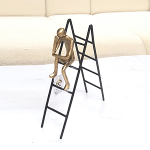 Escultura de pensador de escalera de Metal de aspecto moderno Diseño increíble Escultura de aluminio con acabado dorado con soporte de color negro a la venta - Product Image 1