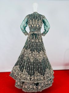 Regal Velvet Lehengas et haussements d'épaules de mariée traditionnels à embellir Couture fortement travaillée pour une tenue de fête avec les derniers modèles - Product Image 2