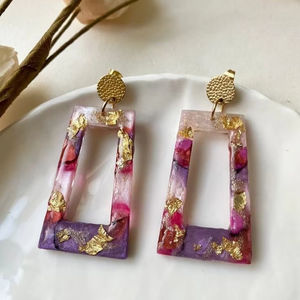 Vente en gros de boucles d'oreilles rondes en résine pour femmes, motif d'amour élégant Design de Noël parfait pour les cadeaux d'affaires et les projets d'artisanat de bricolage - Product Image 1