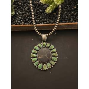 Pendentif en grappe serti clos Timothy Yazzie, turquoise mélangée et argent sterling, technologie d'incrustation - Product Image 1