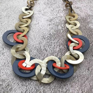 Collar de Lujo Hecho a Mano con Cuerno de Búfalo, Joyería Natural y Sostenible para Mujer, Alta Calidad - Product Image 1