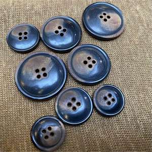 Bouton de couture en corne de bœuf écologique sculpté à la main, poli, noir, en forme d'animal - Product Image 3