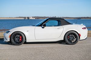 2023 MX-5 Miata Club con bajo kilometraje, motor en buen estado, transmisión, techo solar panorámico, luces LED, listo para enviar - Product Image 3