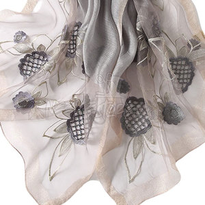 Foulard en soie brodé de fleurs cousu à la main enveloppement en coton doux idéal pour ajouter une touche d'élégance à toute tenue - Product Image 6