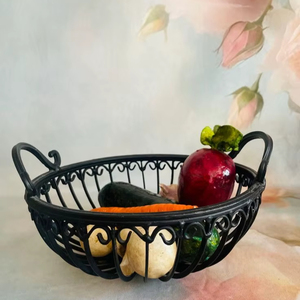 Panier à fruits en métal artisanal, conçu pour une décoration intérieure unique avec un design distinctif et une structure élégante - Product Image 1