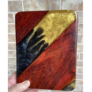 Planche à découper en bois d'acacia et résine époxy avec logo personnalisé en gros, planche à découper pour cadeau de pendaison de crémaillère, plateau à fromage en bois - Product Image 1