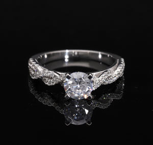 Bague en diamant naturel solitaire rond en or 14 carats avec bande pavée torsadée et cadre élégant à quatre broches pour un look de luxe classique - Product Image 1
