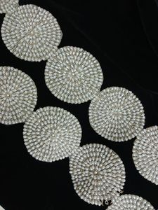 Cintas y cordones bordados a máquina hechos a medida en varios diseños y colores para vestidos de novia en forma redonda con perlas - Product Image 5