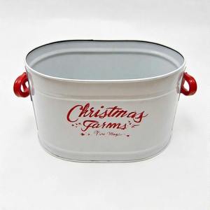 Maceta de vacaciones Merry Meadow hecha de metal galvanizado con detalles navideños para decoración de acento de jardín o balcón - Product Image 1