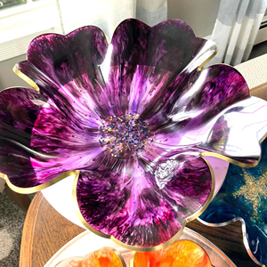 Bol décoratif en résine fleur rose, plateau de centre de table au design floral fabriqué à la main, accent de table élégant pour la maison, le salon ou les événements - Product Image 1