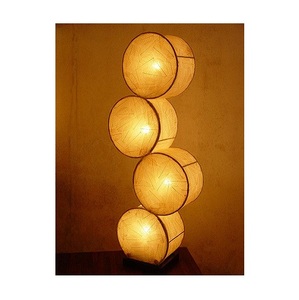 Lámpara de Mesa LED de Diseño Rústico con Pantalla Personalizada de Ratán, Luz Cálida Decorativa para Dormitorio, Decoración del Hogar - Product Image 1