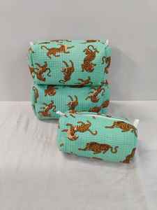 ชุดกระเป๋าเครื่องสำอางผ้าฝ้ายลายเสือดาว 3 ใบ พร้อมซิป น้ำหนักเบา เหมาะสำหรับการเดินทางและจัดระเบียบ จากราชสถาน - Product Image 5