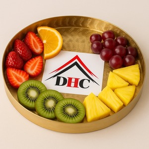 Fabriqué avec un charme intemporel luxueux plateau de service en métal couleur or scène parfaite pour vos meilleurs chocolats - Product Image 1