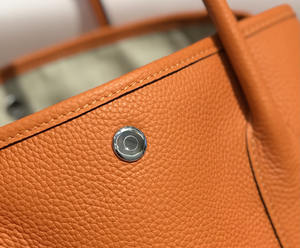 2025ใหม่กระเป๋าถือตะกร้าผักลายลิ้นจี่หนังเย็บด้วยมือกระเป๋าผู้หญิงแฟชั่นสีส้ม - Product Image 6