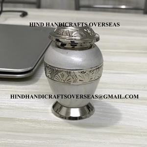 Urna de cremación de recuerdo de metal de latón de la mejor calidad para cenizas humanas, suministros funerarios, urnas de cremación simbólicas de fabricante indio - Product Image 5