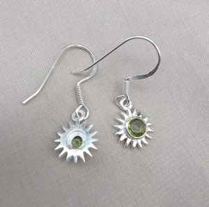 Boucles d'oreilles clous en péridot naturel effet soleil, argent sterling 925 plaqué or, certifiées IGI, pierre de naissance, bijoux élégants pour femme, cadeau - Product Image 4